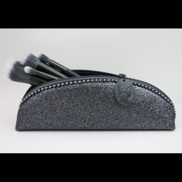 MAC keepsakes ' in Extra dimension' brush Kit New